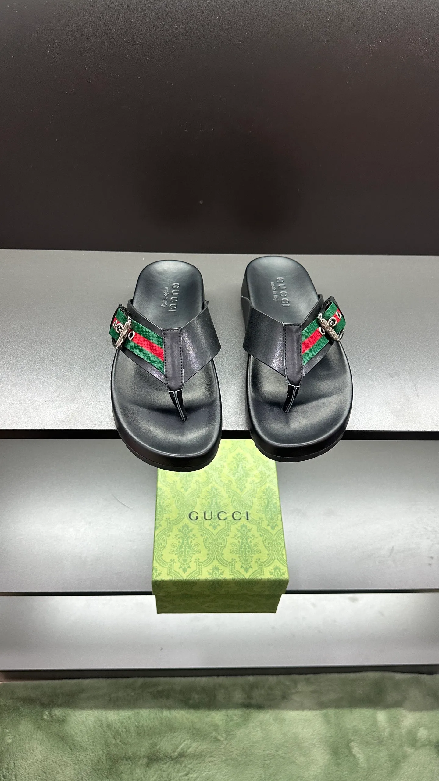 P320 [G Home New Style] Men's sizes 39 to 45, (46. Customized) This slipper is made of GG polyester fiber and is decorated with a Gucci label on the front, adding a striking logo feel to the style. "Gucci Made in Italy" stamped label Rubber sole Flat Made in Italy No. 058
